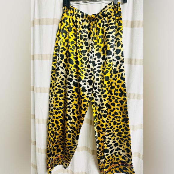 Pajamagram Women XL 2 Pc Pajama Soft Silky Leopard Satin Top/ Bottom. - Picture 3 of 8